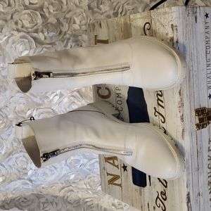 Zara. Size 40 white leather ankle booties.